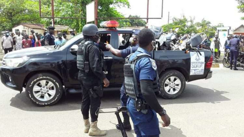 7 arrested for scrambling for scattered robbery money as Police chase robbers
