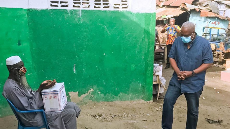 Mahama continues to share food and relief items to households at Sukura and Nima